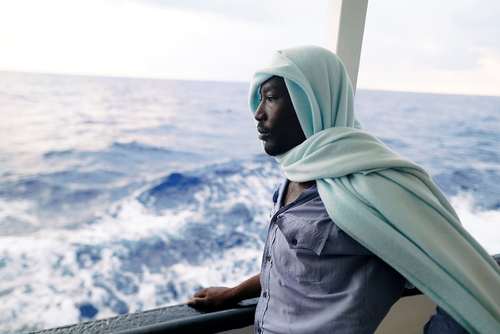 پناهجویی آفریقایی تبار در کشتی نجات در دریای مدیترانه / رویترز