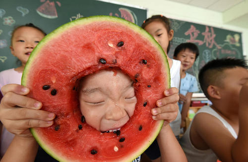 مسابقه هندوانه خوری در یک مهد کودک در شهر هاندان چین