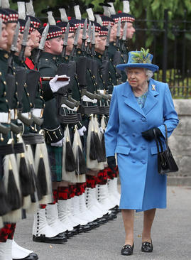 استقبال رسمی از ملکه بریتانیا در قصر تابستانی خانواده سلطنتی در بالمورال