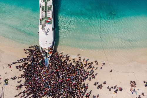 ازدحام مردم برای سوار شدن به کشتی در جزیره زلزله‌زده اندونزی / خبرگزاری فرانسه