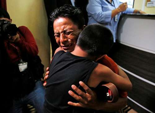 به هم رسیدن پدر و پسر گواتمالایی پس از دستگیری از سوی گارد مرزی آمریکا و هفته‌ها زندانی شدن جداگانه پدر و پسر/ رویترز