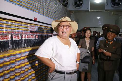 بازدید رهبر کره شمالی و همسرش از یک کارخانه تولید کنسرو ماهی / خبرگزاری رسمی کره شمالی