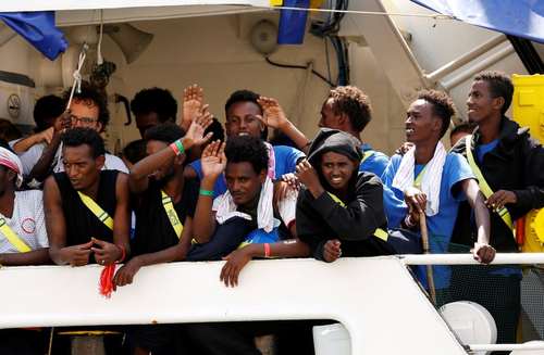 رسیدن کشتی حامل پناهجویان آفریقایی به جزیره مالت در دریای مدیترانه/ رویترز