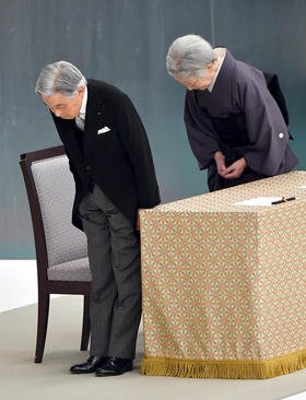 امپراتور ژاپن و همسرش در مراسم هفتادوسومین سالگرد پایان جنگ دوم جهانی - توکیو