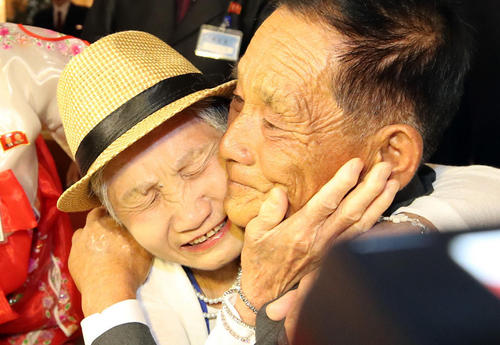 دیدار مادر 92 ساله اهل کره جنوبی با فرزند 71 ساله ساکن کره شمالی در منطقه مرزی/ یونهاپ