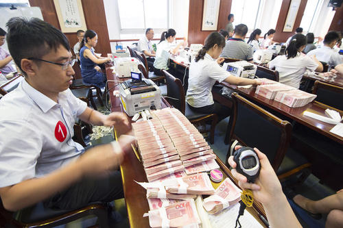 مسابقه شمارش سریع پول بین کارمندان بانک در شهر نانتونگ چین