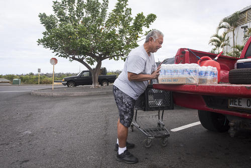 خرید و ذخیره سازی آب آشامیدنی برای شرایط اضطراری در توفان در شرف وقوع در هاوایی آمریکا