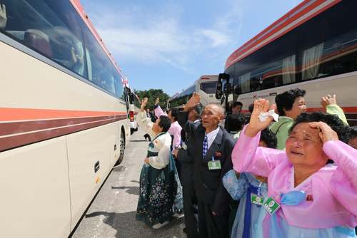 خداحافظی خانواده‌های کره ای پس از دیدار در منطقه مرزی/EPA