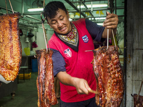 فروش گوشت گریل شده در بازاری در فیلیپین