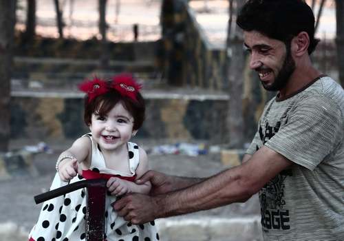 بازی پدر و دختر در شهر عفرین سوریه/ خبرگزاری فرانسه