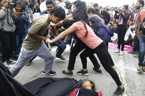 در پی تجاوز و قتل یک دختر نوجوان 13 ساله در نپال گروهی از فعالان مدنی در اقدامی نمادین دست به اعتراض زدند.