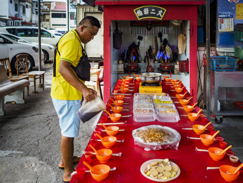 جشنواره آیینی ارواح گرسنه در شهر پنانگ مالزی