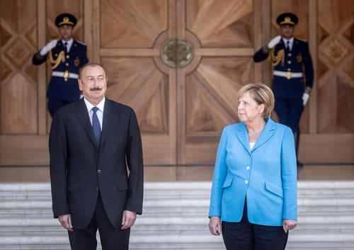 مراسم استقبال رسمی رییس جمهوری آذربایجان از صدراعظم آلمان در کاخ ریاست جمهوری در باکو/ خبرگزاری آلمان