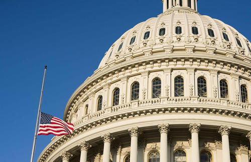 نیمه برافراشته شدن پرچم مقابل ساختمان کنگره آمریکا در سوگ درگذشت جان مک کین سناتور ارشد جمهوریخواه کنگره / واشنگتن 