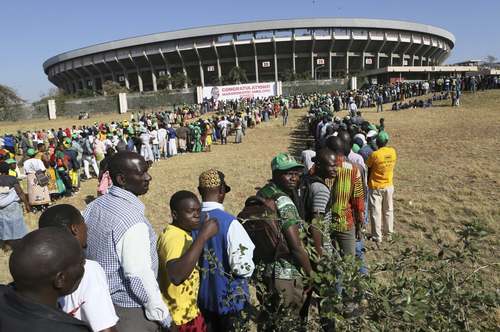 صف مردم برای ورود به استادیوم شهر هراره برای مراسم تحلیف رییس جمهوری جدید زیمبابوه/ آسوشیتدپرس