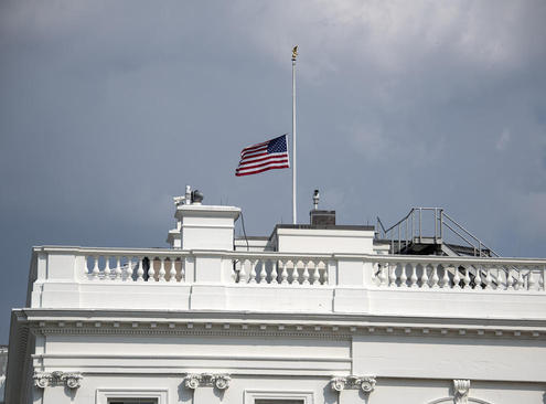 بالاخره با دستور ترامپ پرچم برافراشته آمریکا بر فراز کاخ سفید روز دوشنبه چند ساعت در سوگ درگذشت سناتور مک کین نیمه برافراشته شد. ترامپ از صدور بیانیه تسلیت خودداری کرده است.