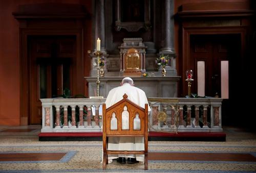 دعای پاپ فرانسیس در مقابل یادمان قربانیان سوء استفاده های جنسی کلیسای کاتولیک در کلیسای جامع سنت ماری در شهر دوبلین ایرلند/ رویترز