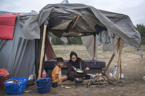 چادرهای اسکان پناهجویان پاکستانی و افغان در مرز بوسنی و کرواسی