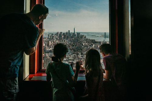 خانواده آمریکایی در حال تماشای شهر از بلندای طبقه هشتادم ساختمان معروف