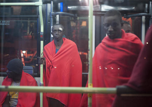 نجات پناهجویان آفریقایی از دریای مدیترانه و انتقال آنها با اتوبوس به اردوگاه در شهر مالاگا اسپانیا
