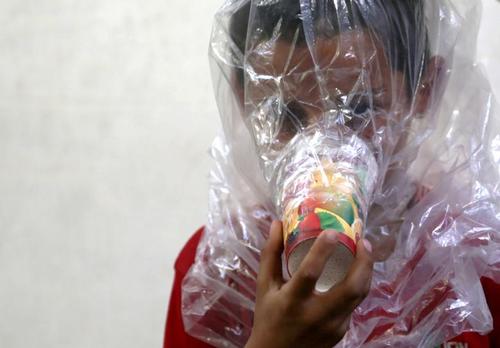 ماسک گاز دست ساز در شهر ادلب سوریه/ رویترز