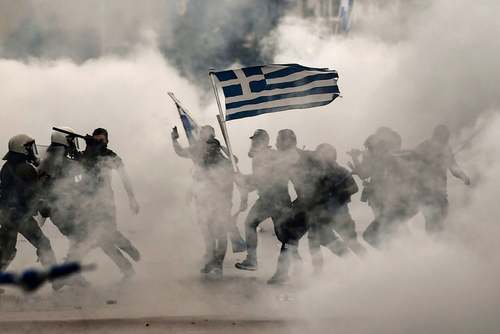 اعتراضات در شهر تسالونیکی یونان به توافق دولت یونان با مقدونیه بر سر نام کشور مقدونیه. یونانیان ملی‌گرا نام مقدونیه را متعلق به یونان می‌دانند./ خبرگزاری فرانسه