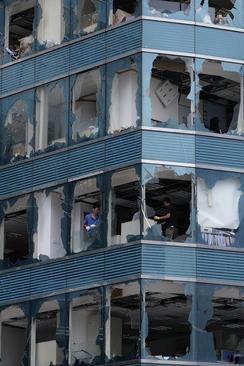 شکستن شیشه ساختمان‌ها در اثر توفان در هنگ کنگ