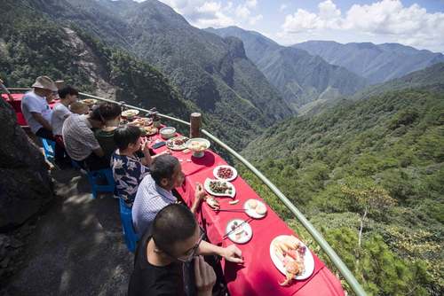 غذا خوردن گردشگران در یک رستوران کوهپایه‌ای در چین