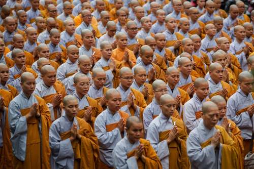 دعای راهبان بودایی ویتنام برای رییس جمهور فقید این کشور در شهر هوشی مینه/خبرگزاری فرانسه