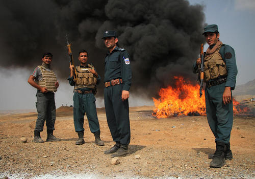 آتش زدن 19 تن مواد مخدر کشف شده از سوی پلیس افغانستان در شهر جلال آباد افغانستان / شینهوا