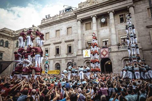 درست کردن هرم‌های انسانی در جریان جشنواره‌ای در شهر بارسلونا اسپانیا