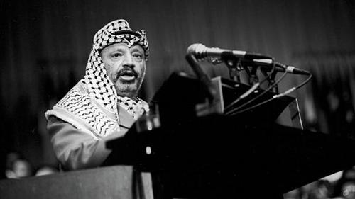 یاسر عرفات - ۱۹۷۴

یاسر عرفات، رهبر سازمان آزادی‌بخش فلسطین در این سال برای نخستین بار به سازمان ملل متحد گفت که خواهان ایجاد یک دولت فلسطینی است که مسلمانان، مسیحیان و یهودیان را شامل می‌شود.  عرفات با تاکید بر اهمیت دیپلماسی گفت: «من یک شاخه زیتون و یک تفنگ جنگجوی آزاد با خود آورده‌ام. اجازه ندهید شاخه زیتون از دست من بیفتد.»