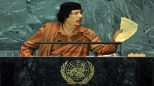 معمر قذافی - ۲۰۰۹

در این سال معمر قذافی، رهبر لیبی از روی کاغذ‌های دست‌نوشته خود سخنرانی کرد. وی ۸۵ دقیقه بیش از زمان تعیین شده و در مجموع بیش از یک ساعت و نیم به سخنرانی پرداخت و منشور سازمان ملل را پاره کرد.