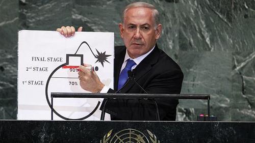 بنیامین نتانیاهو - ۲۰۱۲

بنیامین نتانیاهو، نخست وزیر اسرائیل با در دست داشتن یک نقاشی از بمب و کشیدن یک خط قرمز بر روی آن گفت که باید با توسعه سلاح‌های هسته‌ای ایران مقابله شود. وی با استفاده از این نقاشی سعی کرد نشان دهد که ایران به اتمام مرحله دوم غنی سازی هسته‌ای نزدیک شده است.

نتانیاهو گفت: «ایران را در حالی که سلاح هسته‌ای دارد تجسم کنید. در این صورت چه کسی در خاورمیانه احساس امنیت می‌کند؟ چه کسی در اروپا در امان خواهد بود؟ چه کسی در آمریکا در امان خواهد بود؟ چه کسی در هر کجا در امان خواهد بود؟»