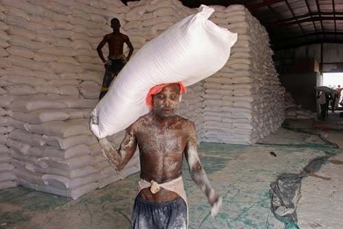 تخلیه گونی‌های آرد اهدایی برنامه غذای سازمان ملل دربندر حدیده یمن / خبرگزاری فرانسه