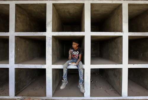 یک کارگر ساخت و ساز در حال استراحت در گورستانی در شهر 