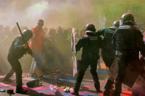 درگیری پلیس ضدشورش اسپانیا با تظاهرات طرفداران استقلال منطقه کاتالونیا در شهر بارسلونا اسپانیا