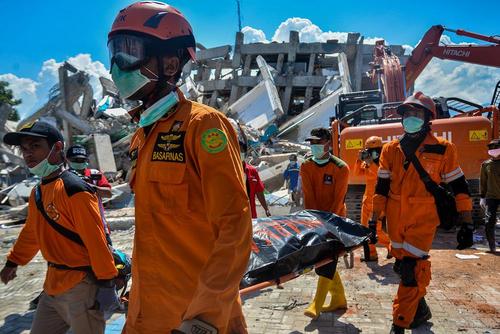 بیرون کشیدن کشته‌ها و زخمی‌های زلزله و سونامی مهیب اخیر در اندونزی از زیر آوارها همچنان ادامه دارد./ شینهوا