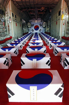 بقایای اجساد 64 سرباز کره جنوبی کشته شده در جنگ دو کره در هواپیما و در حال انتقال به کره جنوبی/ یونهاپ