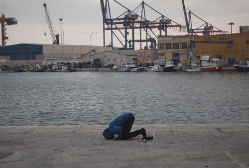 نماز خواندن یک پناهجوی آفریقایی پس از رسیدن به جزیره مالاگا اسپانیا