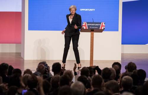 رقص نخست‌وزیر بریتانیا روی صحنه سخنرانی کنگره سالانه حزب محافظه‌کار بریتانیا در شهر بیرمنگام/ گاردین