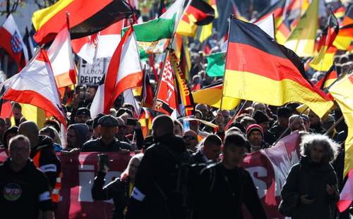 تظاهرات یک گروه راستگرا در بیست‌و‌هشتمین سالگرد وحدت دوباره آلمان/ برلین/EPA