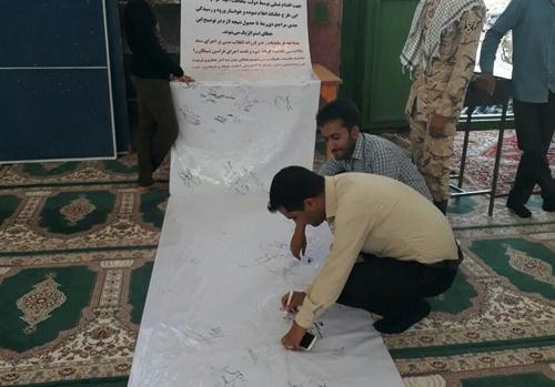 مردم  قزوین در حاشیه نماز جمعه طومار «نه به FATF» امضا کردند