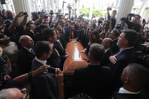 مراسم تشییع جنازه یکی از رهبران مخالفان حکومت ونزوئلا در شهر کاراکاس