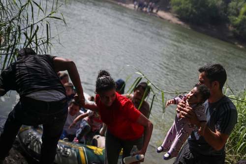 ورود مهاجران غیرقانونی از مرز مکزیک به آمریکا/ رویترز