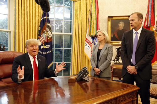 دیدار وزیر امنیت داخلی و مدیر شرایط اضطراری فدرال آمریکا با ترامپ در کاخ سفید درباره توفان 