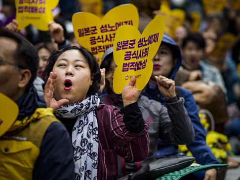 تظاهرات شهروندان معترض کره جنوبی علیه اقدام دولت ژاپن در استفاده از زنان کره‌ای به عنوان برده جنسی در دوران جنگ دوم جهانی / سئول