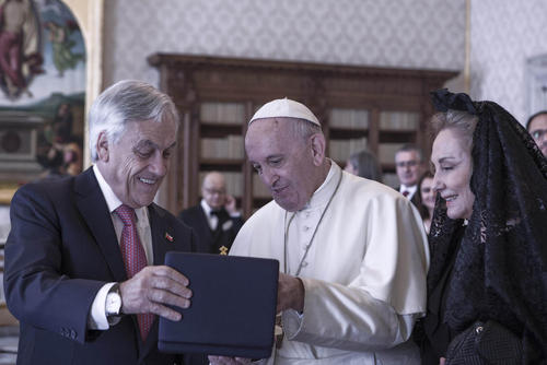 هدیه رییس جمهوری شیلی و همسرش به پاپ فرانسیس / واتیکان
