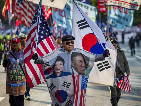 تظاهرات علیه اعلام سیاست جدید رییس‌جمهوری کره جنوبی در برداشتن تحریم‌های کره شمالی/ سئول