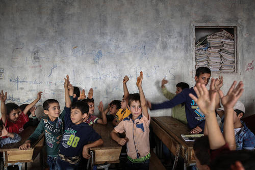 کلاس درس دانش‌آموزان سوری در منطقه مرزی بین سوریه و ترکیه/ خبرگزاری آلمان